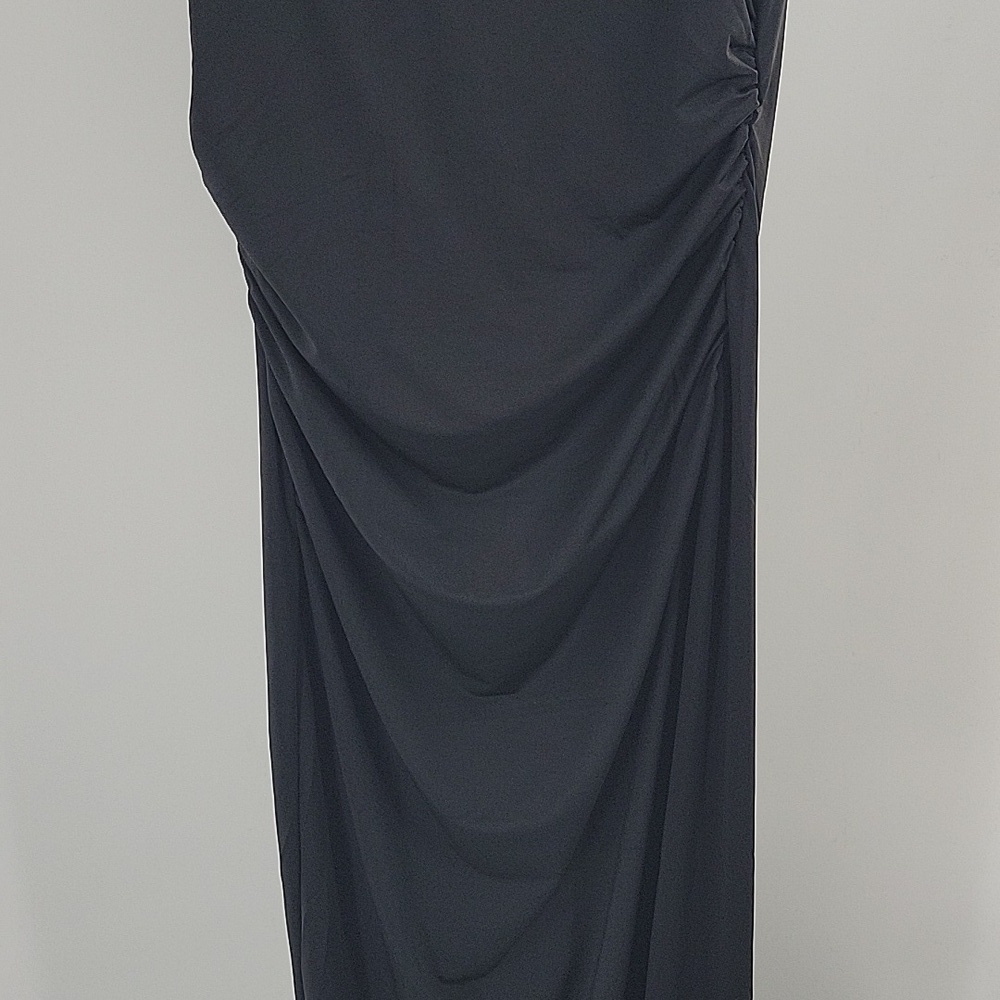 Elegant Black Off-Shoulder Dress - Picture 9 of 16